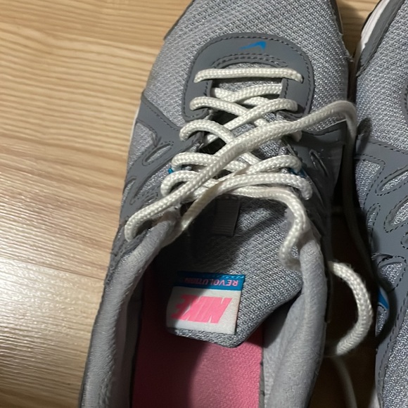 Nike women’s sneakers size 9.  Worn but good condition. - Picture 4 of 5